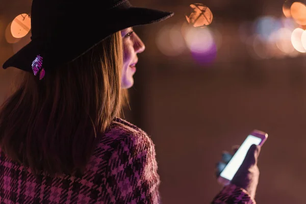 Junges Mädchen Sendet Winter Allein Park Sms Weihnachtswünsche — Stockfoto