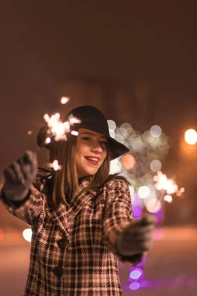 Mladá Dívka Stojící Popředí Vánoční Stromky Drží Prskavky Usmívá Zimu — Stock fotografie