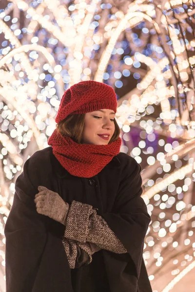 Jeune Fille Chapeau Rouge Debout Devant Les Lumières Arbre Noël — Photo