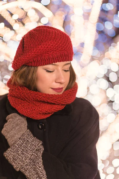 Молодая Девушка Красной Шляпе Стоит Перед Огнями Рождественской Елки Девушка — стоковое фото