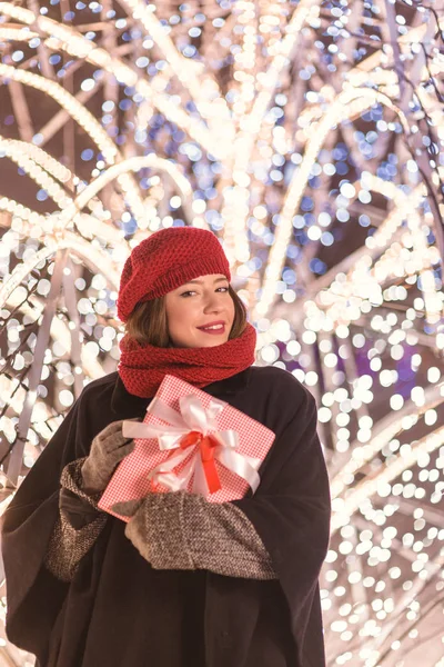 Genç Kız Ayakta Tutan Noel Ağacı Işıkları Önünde Rahat Sunar — Stok fotoğraf