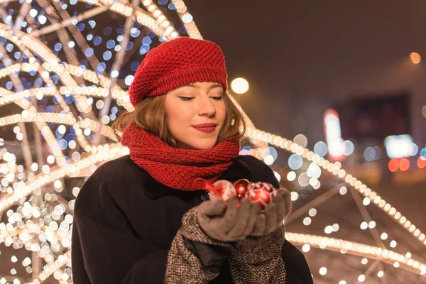 Jeune Fille Debout Devant Les Lumières Arbre Noël Tenant Des — Photo