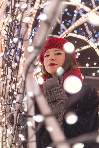 Chapeau Rouge Fille Debout Intérieur Des Lumières Sapin Noël Nuit — Photo