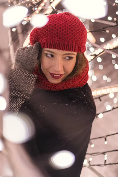 Kırmızı Şapka Kız Noel Ağacı Işıklar Içinde Geceleri Ayakta — Stok fotoğraf