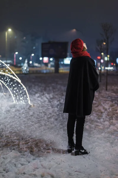 Red Hat Lány Kiállva Christmas Tree Fények Éjszaka — Stock Fotó