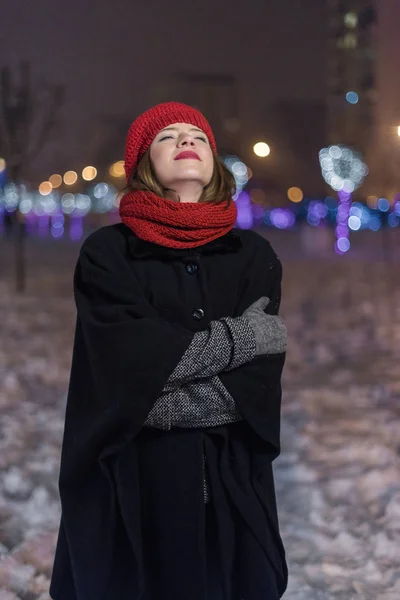 Mädchen Mit Rotem Hut Steht Nachts Vor Weihnachtsbaumbeleuchtung — Stockfoto