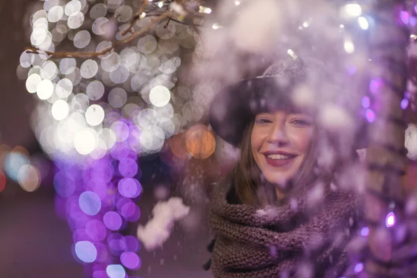 Gülümseyen Ile Kar Taneleri Düşüyor Kar Yağıyordu Noel Ağacı Işıkları — Stok fotoğraf