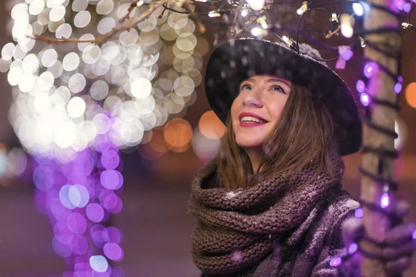 Genç Kız Noel Ağacı Işıkları Önünde Gece Kar Yağıyordu Düşen — Stok fotoğraf