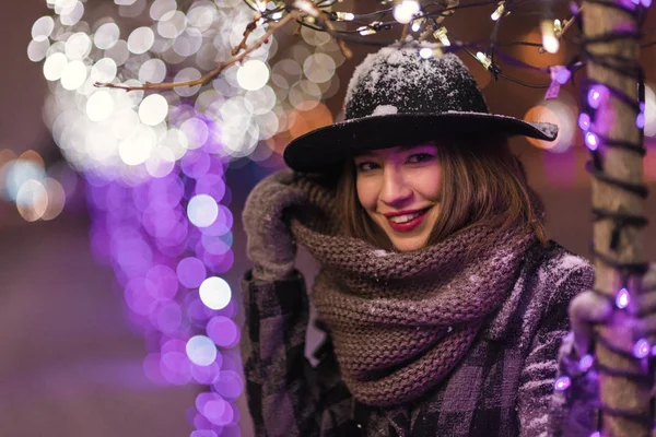 Jeune Fille Debout Devant Les Lumières Sapin Noël Nuit Avec — Photo