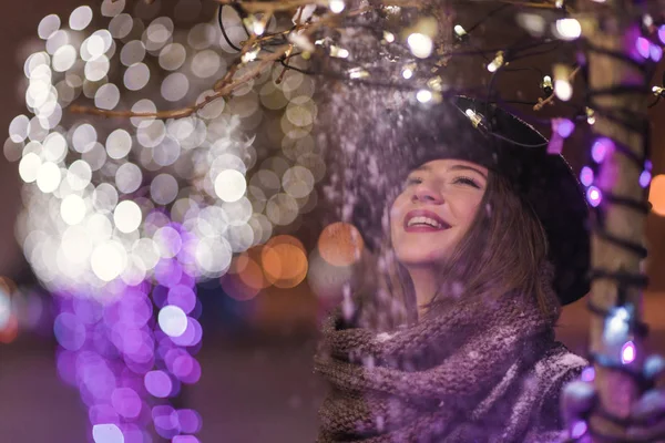 Genç Kız Noel Ağacı Işıkları Önünde Gece Kar Yağıyordu Düşen — Stok fotoğraf