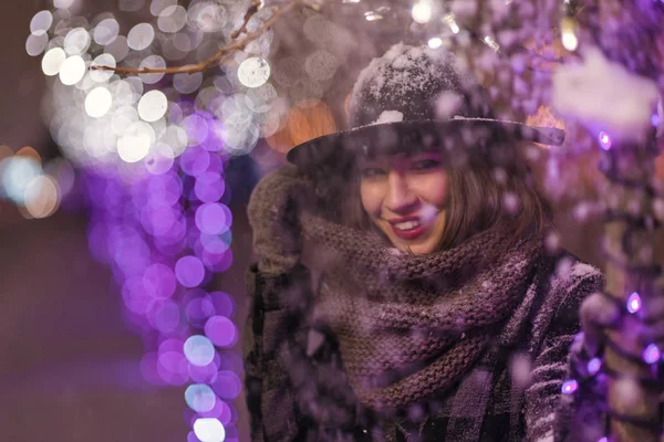 Gülümseyen Genç Kız Noel Ağacı Işıkları Önünde Geceleri Düşme Kar — Stok fotoğraf