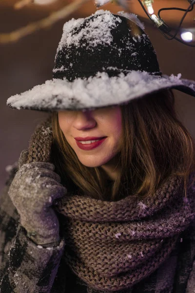 Jeune Fille Avec Chapeau Noir Avec Neige Debout Devant Les — Photo