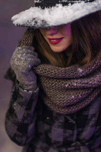 Молодая Девушка Черной Шляпе Снегом Стоит Перед Елкой Огни Ночью — стоковое фото