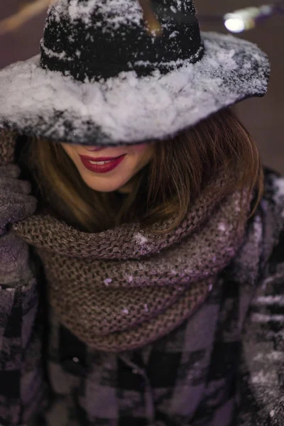 Молодая Девушка Черной Шляпе Снегом Стоит Перед Елкой Огни Ночью — стоковое фото