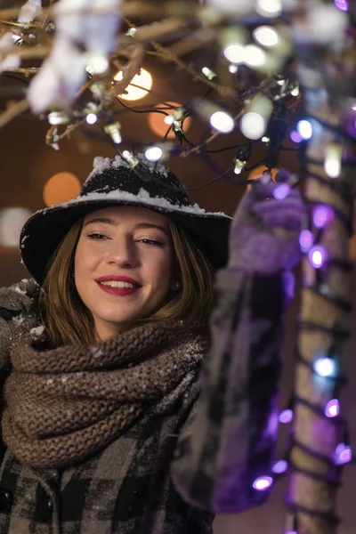 Genç Kız Şapkasını Üzerinde Kar Taneleri Ile Gece Noel Ağacı — Stok fotoğraf