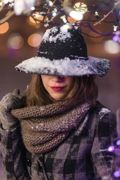立ち下がり 雪が降ってた雪の結晶夜クリスマス ツリー ライトの前で立っている少女 — ストック写真