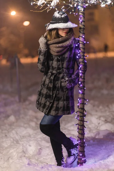 Ung Pige Stående Foran Juletræslys Natten Med Snefnug Hatten - Stock-foto