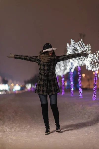 Jeune Fille Marchant Devant Les Arbres Décorés Lumières Colorées Pour — Photo