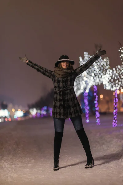Молодая Девушка Идет Перед Деревьями Украшенные Красочными Огнями Рождественской Ночи — стоковое фото