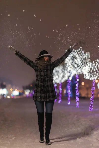 Молодая Девушка Бросает Снег Ходить Перед Деревьями Украшены Красочными Огнями — стоковое фото