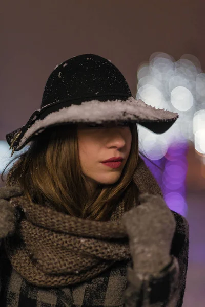 Jeune Fille Marchant Devant Les Arbres Décorés Lumières Colorées Pour — Photo