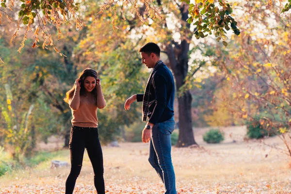 Bella Coppia Che Gode Tramonto Nel Parco — Foto Stock