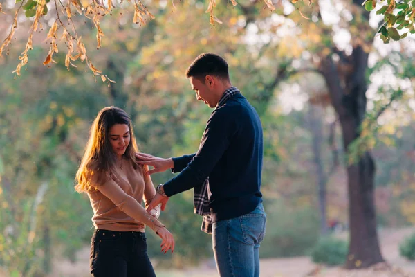 Fidanzato Fidanzata Avendo Una Conversazione Emotiva Natura — Foto Stock