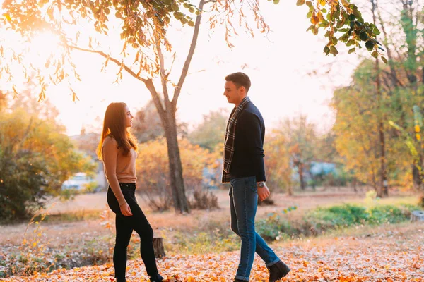 Jovem Casal Selvagem Livre Passar Algum Tempo Qualidade Parque — Fotografia de Stock