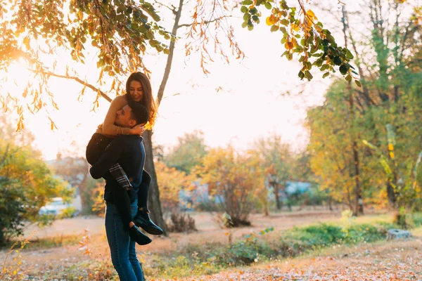 Sevgi Dolu Onun Kız Arkadaşı Kollarında Tutan Erkek — Stok fotoğraf