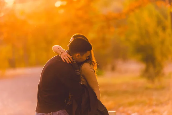 Junges Paar Tauscht Emotionen Vor Sonnenuntergang Aus — Stockfoto