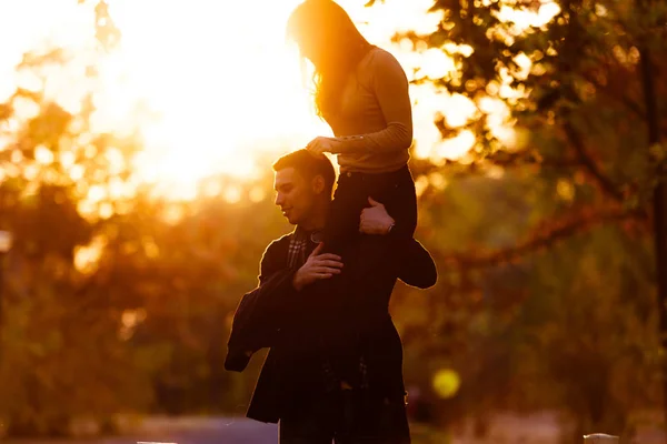 Novio Sosteniendo Novia Sus Brazos Antes Del Atardecer — Foto de Stock