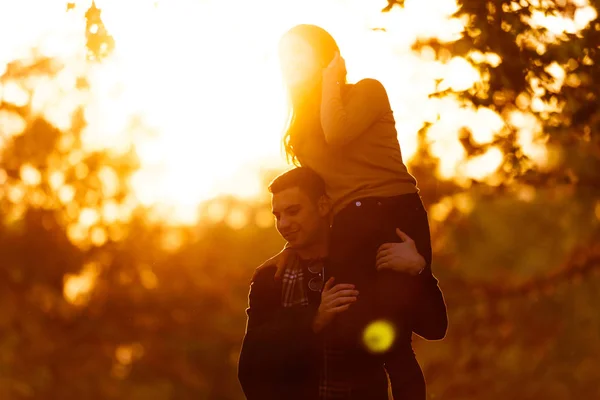 Novio Sosteniendo Novia Sus Brazos Antes Del Atardecer — Foto de Stock