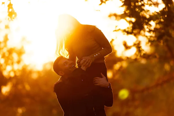 Namorado Segurando Sua Namorada Seus Braços Antes Pôr Sol — Fotografia de Stock