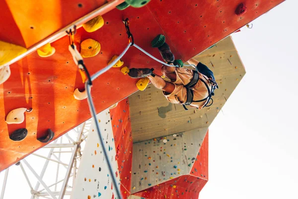 Jovem Alpinista Escalando Rocha Prática Centro Escalada Pedregulho — Fotografia de Stock