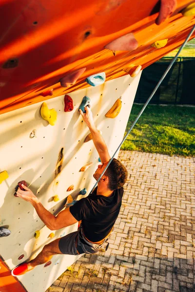 Fešák Mladý Muž Bouldering Nebo Rock Lezení Venku — Stock fotografie