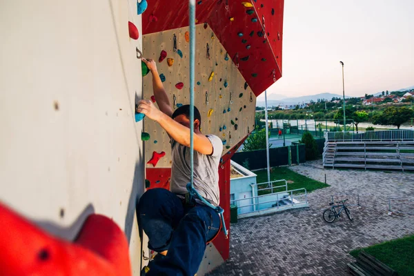 Ung Man Tränar Bouldering Utomhus Klättring Gym — Stockfoto