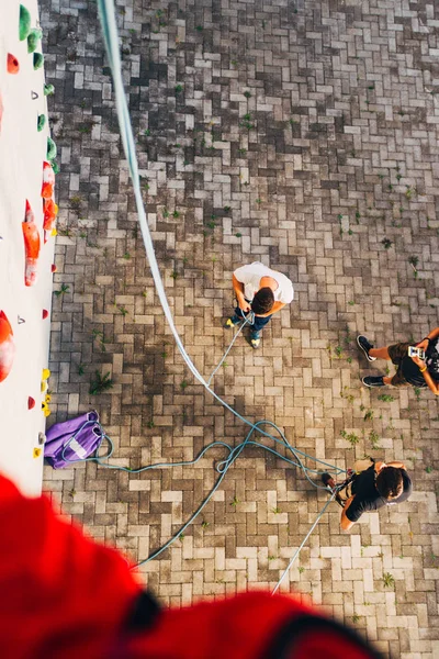 Group Friends Prepare Climb Artificial Wall — Stock Photo, Image