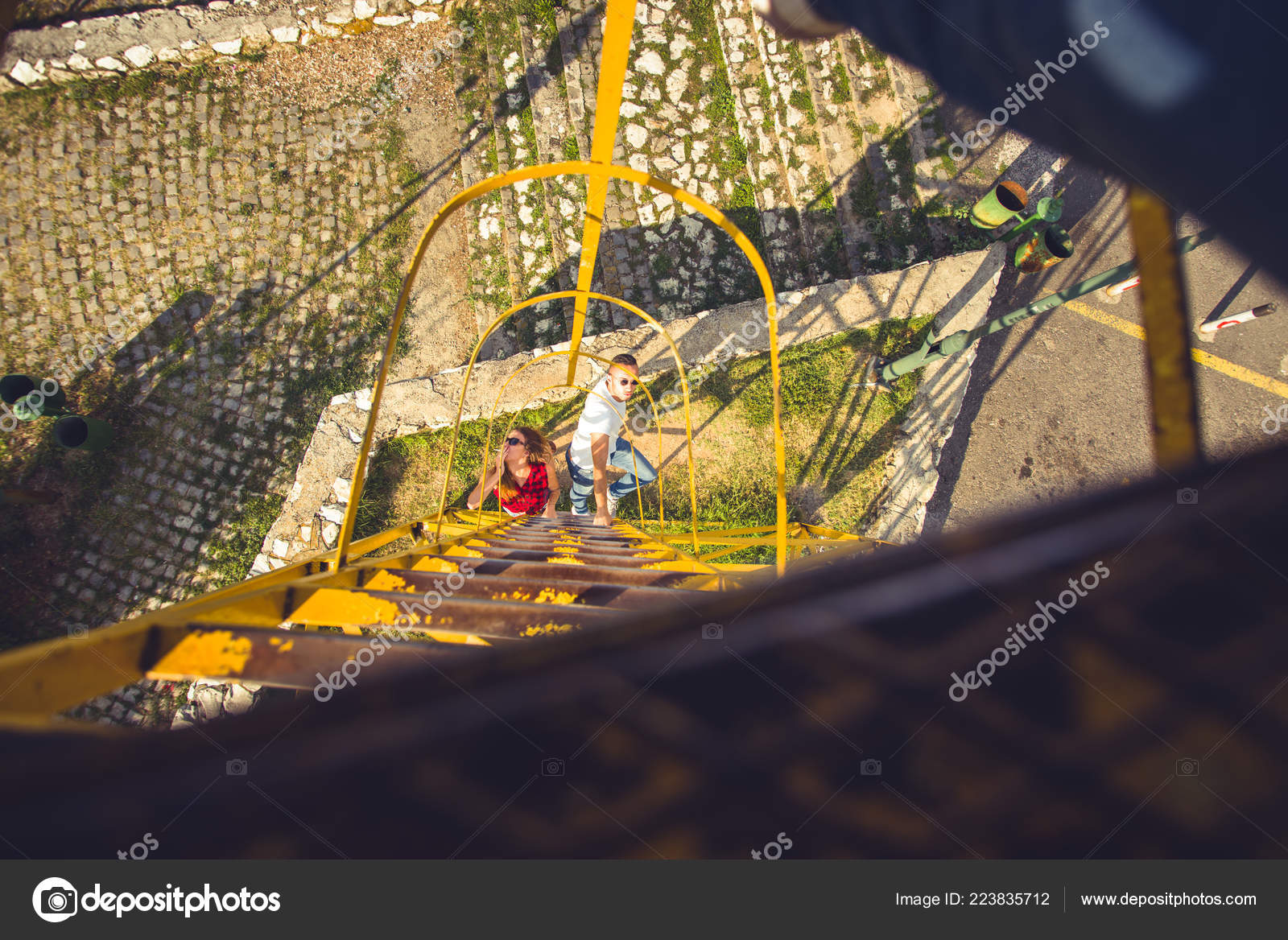 Teman Teman Muda Bersenang Senang Sambil Memanjat Tangga Logam