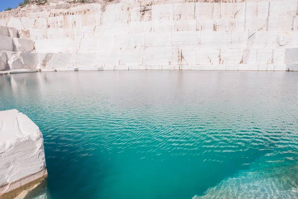 绿松石湖水青山中的大理石采石场 — 图库照片