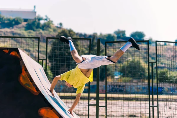 Άνθρωπος Κάνει Parkour Άσκηση Εξωτερική Στο Skatepark — Φωτογραφία Αρχείου