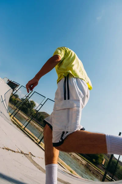 Uomo Forte Durante Allenamento Parkour Skatepark — Foto Stock