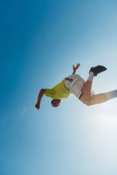 Parkour Άνθρωπος Κάτω Από Τον Γαλάζιο Ουρανό Κάνει Κόλπα Parkour — Φωτογραφία Αρχείου