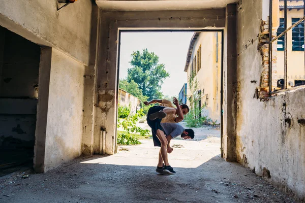 Dos Amigos Deportivos Acción Mientras Entrenan Juntos Una Fábrica Abandonada —  Fotos de Stock