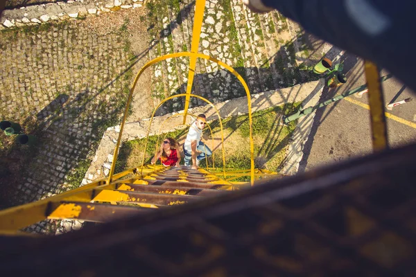 Tinerii Prieteni Distrează Timp Urcă Scara Metalică Căutarea Construcției — Fotografie, imagine de stoc