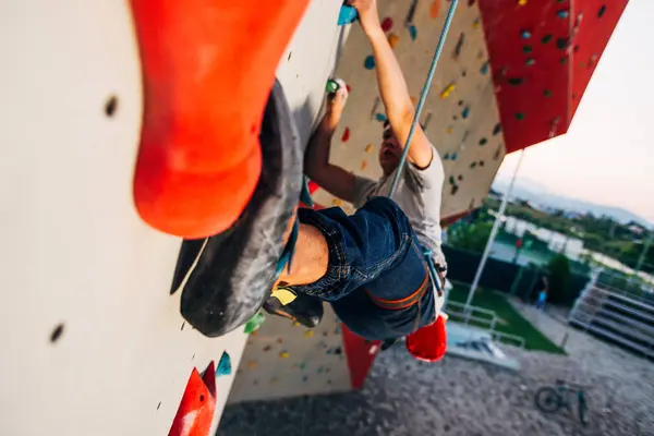 Hombre Con Soga Trepando Sobre Muro Escalada Muy Alto —  Fotos de Stock