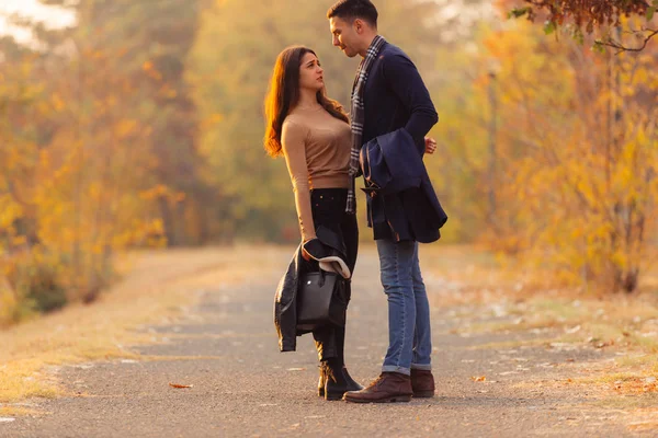 Junges Paar Tauscht Emotionen Vor Sonnenuntergang Aus — Stockfoto