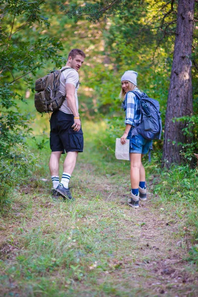 Jong Koppel Wandelen Het Woud Concept Van Het Wandelen Bergen — Stockfoto