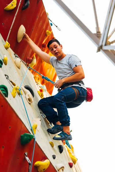 Jovem Alpinista Escalando Rocha Prática Centro Escalada Pedregulho — Fotografia de Stock