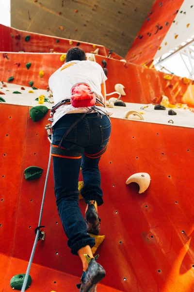 Young Sporty Man Bouldering Climbing Hall — Stock Photo, Image