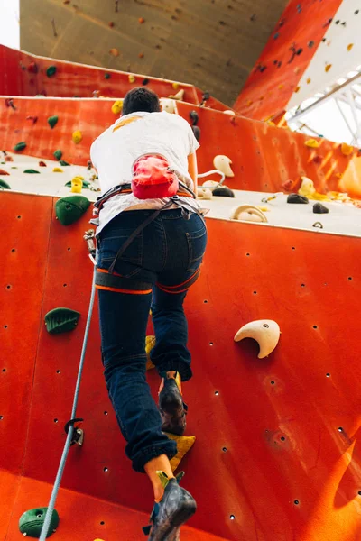 Sportovní Mladík Bouldering Lezecká Hala — Stock fotografie